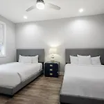 Newly Renovated 3 Story W Pool, Garage & Balconies Holiday home