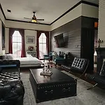 Royal Street Inn & Bar