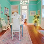 Dollhouse, 6 Bedroom French Quarter, Jazz Fest Sleeps 13!