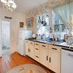 Dollhouse, 6 Bedroom French Quarter, Jazz Fest Sleeps 13!