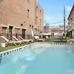 The Gisele - Luxury 4Br 3Ba For 8 - Pool & Streetcar Stop