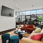 The Gisele - Beautiful 4Br 4Ba For 8 - Pool & Streetcar Stop