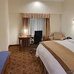 Wyndham Garden Baronne Plaza Hotel 3*