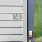 The Moon Quonset Hut Vacation Heated & Chilled Pool Holiday home