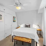 The Moon Quonset Hut Vacation Heated & Chilled Pool Holiday home