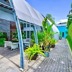 The Moon Quonset Hut Vacation Heated & Chilled Pool Holiday home *