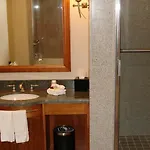 Wyndham Garden Baronne Plaza Hotel