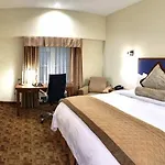 Wyndham Garden Baronne Plaza Hotel 3*