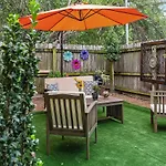 Modern Victorian House With Relaxing Courtyard - Near Fq