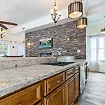 Spacious 4Br Condo On Carondelet Near All Hot Spo