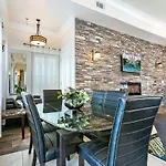 Spacious 4Br Condo On Carondelet Near All Hot Spo