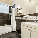 Inviting 3br Steps From St Charles Ave Apartment
