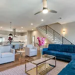 Holiday home Stunning With Modern & Open Layout