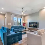 Holiday home Stunning With Modern & Open Layout *