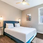 Holiday home Stunning With Modern & Open Layout New Orleans
