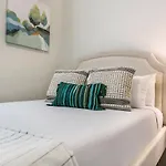 St Charles Ave Living Near Hot Spots And Restaurants