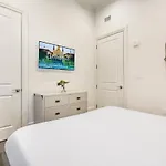 1 And 2 Bedroom Private Steps Away From French Quarter Aparthotel