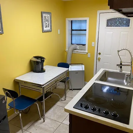Comfortable Crash Pad Apartment *
