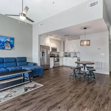 Stylish In The Heart Of Downtown Holiday home