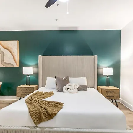 Mardi Gras Condos-nola's 4br Elegance Apartment