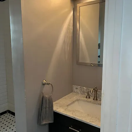 Superb Uptown Location Washer/dryer Apartment *