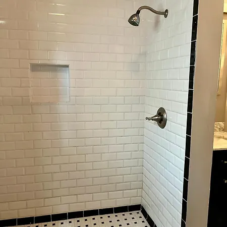 Superb Uptown Location Washer/dryer