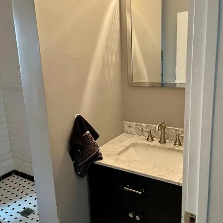 Superb Uptown Location Washer/dryer Apartment