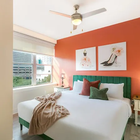 Mardi Gras Condos-nola's 4br Elegance