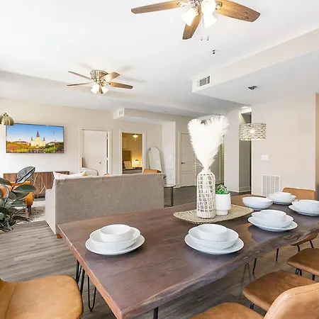 Mardi Gras Condos-nola's 4br Elegance Apartment