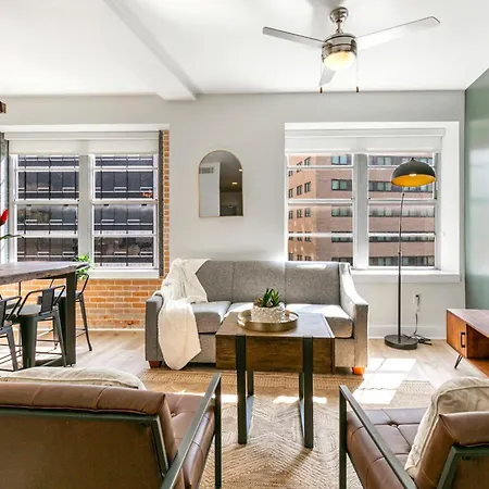 Spacious 4br In Apartment *