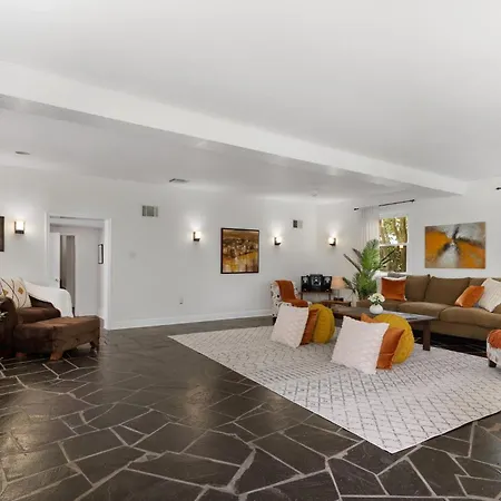 4br Uptown Oasis W Backyard Near Universities Holiday home