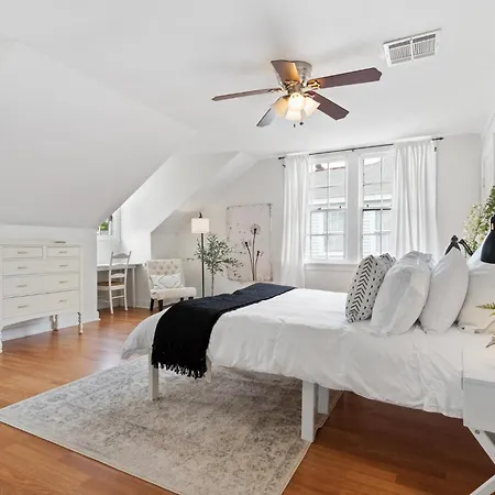 Holiday home 4br Uptown Oasis W Backyard Near Universities *