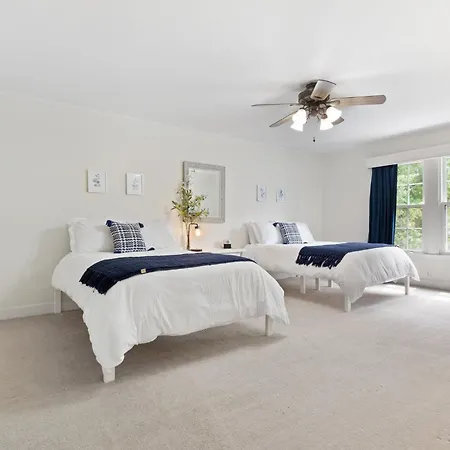 Holiday home 4br Uptown Oasis W Backyard Near Universities