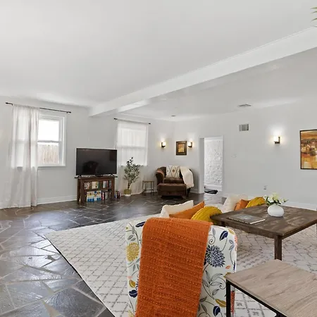 4br Uptown Oasis W Backyard Near Universities Holiday home *
