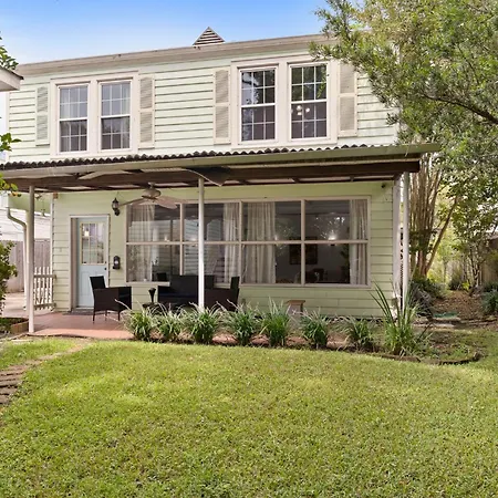 Holiday home 4br Uptown Oasis W Backyard Near Universities *
