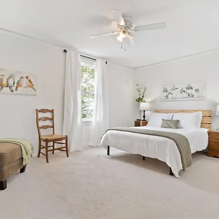 4br Uptown Oasis W Backyard Near Universities *