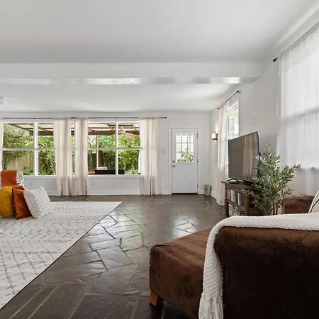 4br Uptown Oasis W Backyard Near Universities