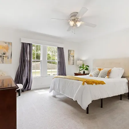 Holiday home 4br Uptown Oasis W Backyard Near Universities