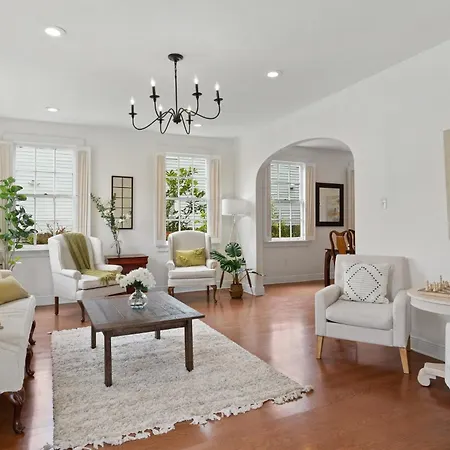 4br Uptown Oasis W Backyard Near Universities Holiday home *