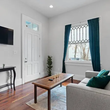 A Suite-starr Named Desire - Charming 1 Bedroom
