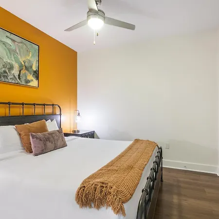 Newly Renovated 4-bed Steps To French Quarter Apartment *