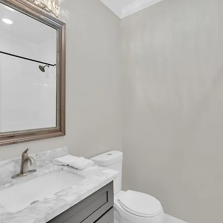 Spacious 3br W Fenced Backyard Holiday home