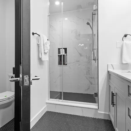 Hotel Exposed Bricks Cypress Beams Downtown 2br W Queen Sleeper Sofa Near Superdome And Parade *