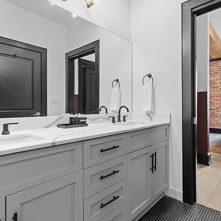 Exposed Bricks Cypress Beams Downtown 2br W Queen Sleeper Sofa Near Superdome And Parade Hotel *