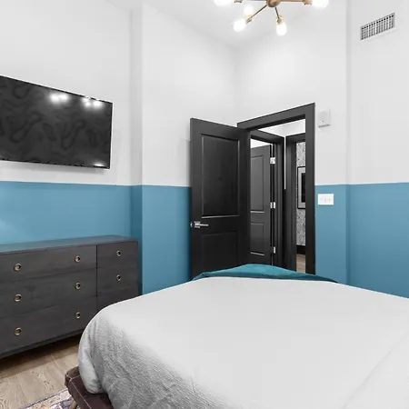 Hotel Exposed Bricks Cypress Beams Downtown 2br W Queen Sleeper Sofa Near Superdome And Parade New Orleans