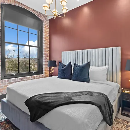 Exposed Bricks Cypress Beams Downtown 2br W Queen Sleeper Sofa Near Superdome And Parade