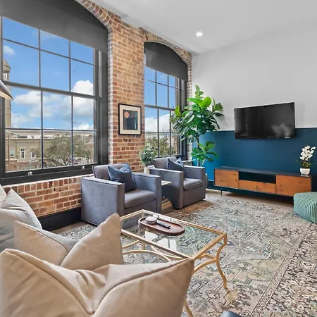 Hotel Exposed Bricks Cypress Beams Downtown 2br W Queen Sleeper Sofa Near Superdome And Parade *