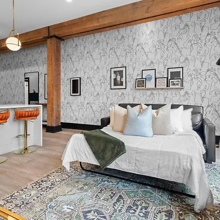 Exposed Bricks Cypress Beams Downtown 2br W Queen Sleeper Sofa Near Superdome And Parade New Orleans