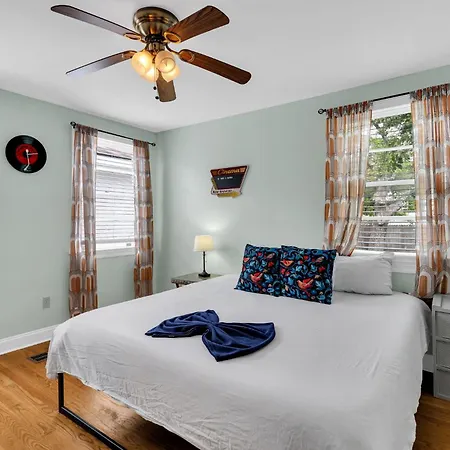 Holiday home Lakeview Retreat W Neon Accents