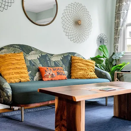 Lakeview Retreat W Neon Accents * New Orleans